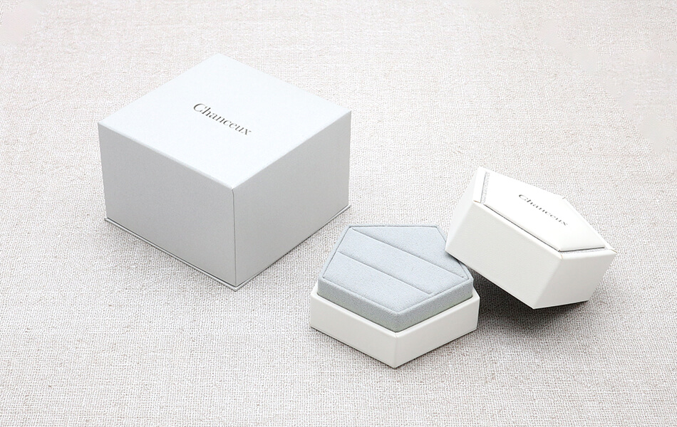 フタを開けると、五角形の内装が目を引きます。<br/>白を基調に、商品の世界観を邪魔しないシンプルなデザインです。