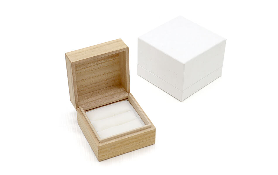 プラスチック型では定番の、パカ式ケースを桐箱で作りました。<br/>熟練の工場スタッフから生み出された、とても珍しい構造の桐箱です。