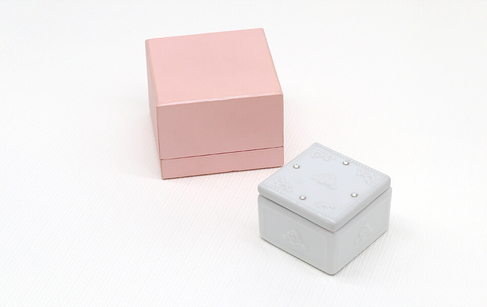 陶器の小物入れはノベルティにぴったりの人気アイテムです。