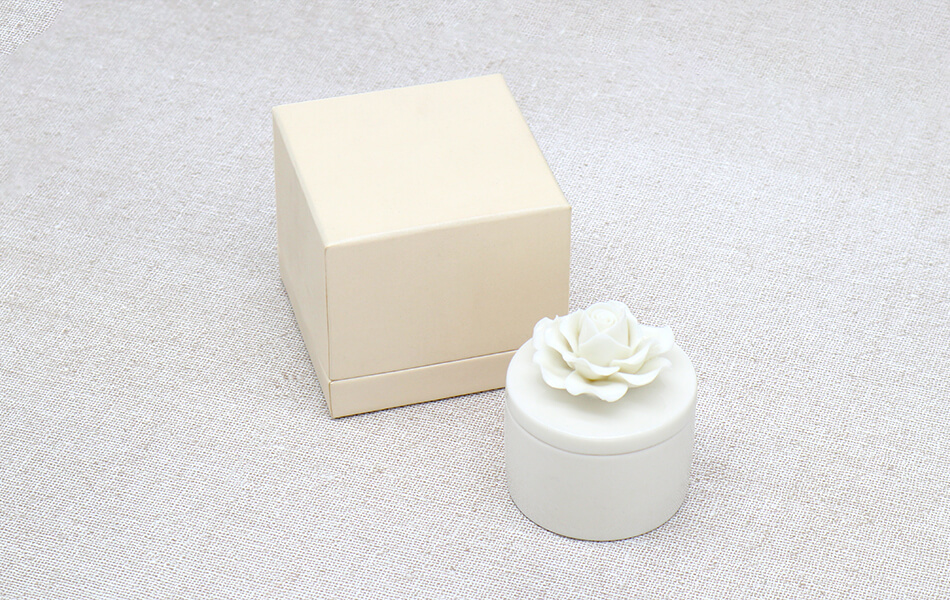 バラの花びらは、１枚１枚手作業で作られています。<br/>高い技術力のなせる技です。
