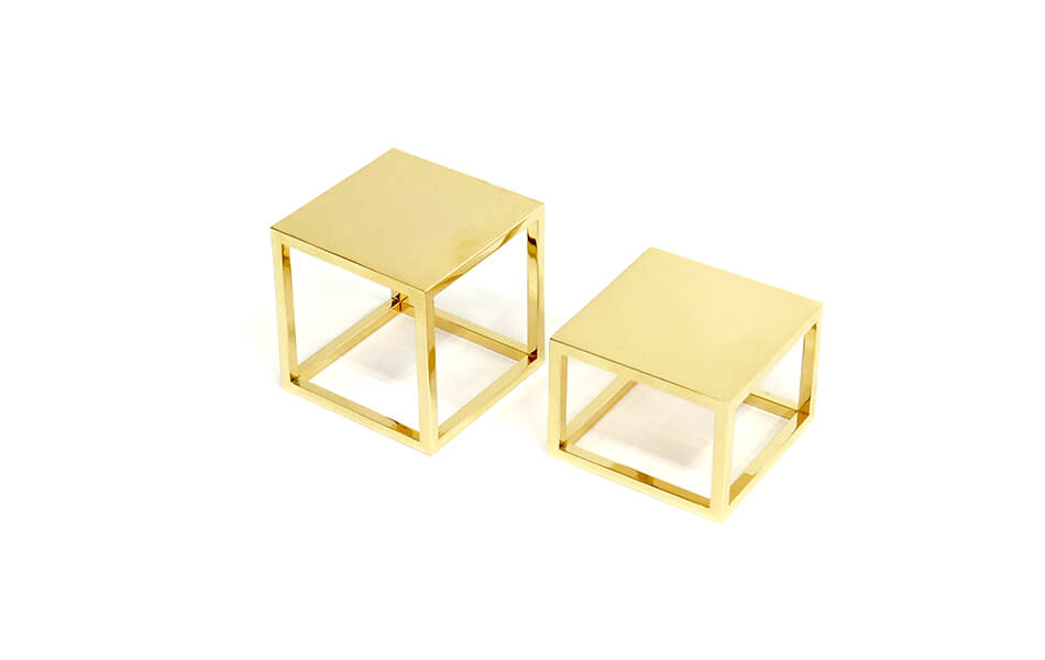 高さ出し用の金属製の台です。<br/>美しく輝く金メッキ加工は、全体を引き締める効果があります。